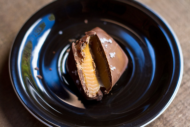 Bombom de Caramelo com Flor de Sal by Yuri Hayashi, on Flickr